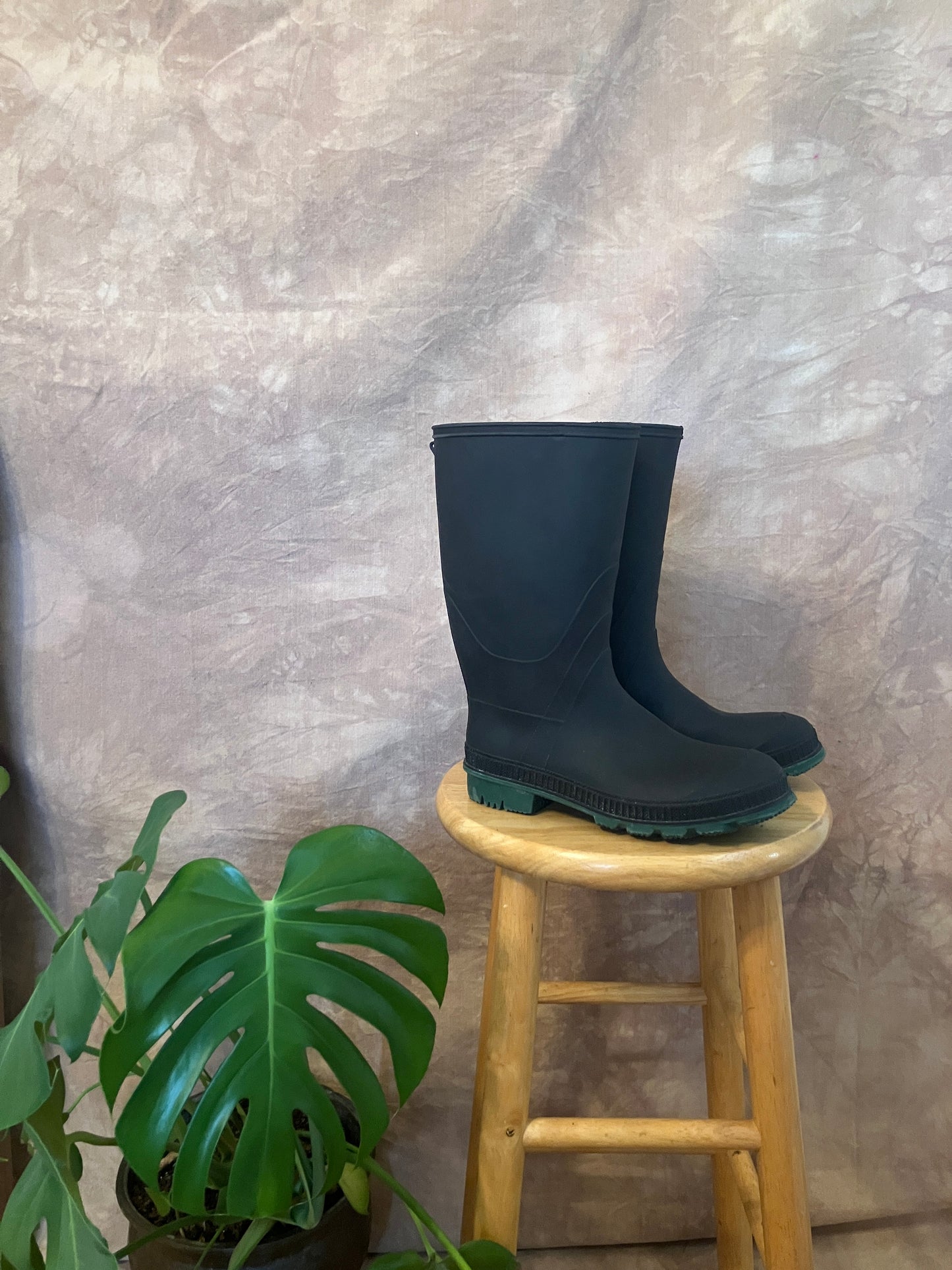 Vintage Black Rubber Rain Boots – Size 9