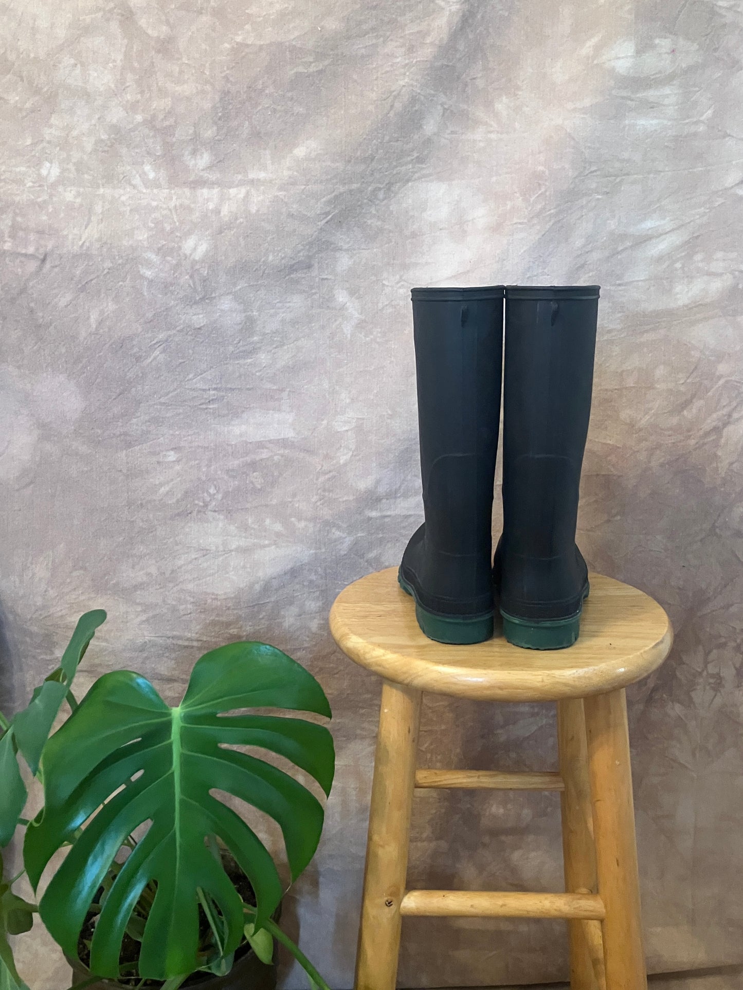 Vintage Black Rubber Rain Boots – Size 9